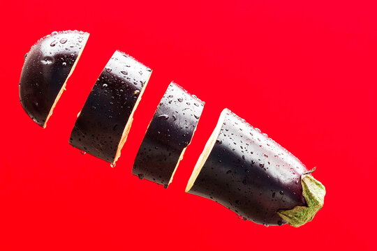 Berinjela, berinjela ou berinjela &eacute; uma esp&eacute;cie de planta da fam&iacute;lia Solanaceae. Solanum melongena &eacute; cultivada em todo o mundo por seus frutos comest&iacute;veis. Mais comumente roxa, a fruta esponjosa.