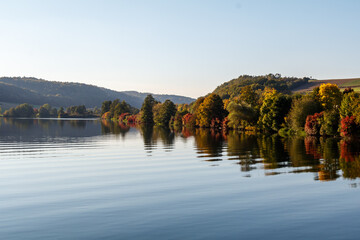 Fototapeta premium Idyllische Flusslandschaft im Herbst, Naab