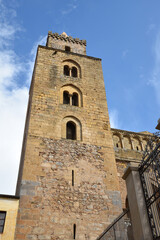 Fototapeta na wymiar Tour du Duomo de Cefalù. Sicile