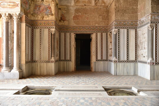  Fontaine du palais de la Zisa &agrave; Palerme. Sicile
