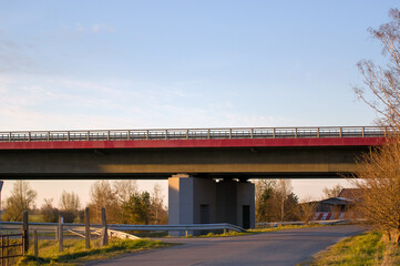 Most czerwona balustrada na tle nieba - obrazy, fototapety, plakaty