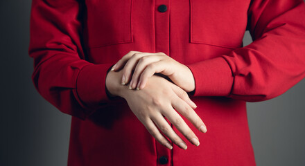 Obraz premium Closeup woman holds her wrist hand