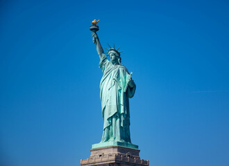 Obraz premium Stature of Liberty in the blue spring sky