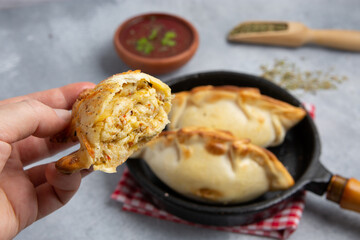empanada de pollo cortada a la mitad