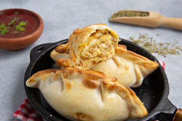 empanada de pollo cortada a la mitad
