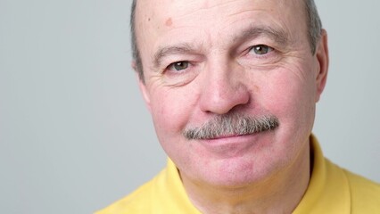 Obraz premium Close up video on senior smiling man.