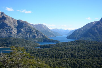 Vista del Lago Nahuel Huapi rodeados de montañas y bosque en Bariloche, Argentina