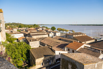 Vue sur la petite ville de Bourg et la Dordogne depuis la Place de l'Arc (Nouvelle-Aquitaine) - obrazy, fototapety, plakaty