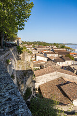 Vue sur la petite ville de Bourg et la Dordogne depuis la Place de l'Arc (Nouvelle-Aquitaine) © Ldgfr Photos