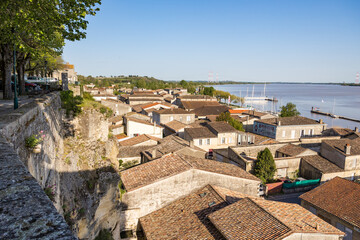 Vue sur la petite ville de Bourg et la Dordogne depuis la Place de l'Arc (Nouvelle-Aquitaine) - obrazy, fototapety, plakaty