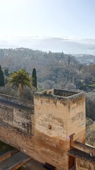 Palais de l'Alhambra et du palais de Generalife en Andalousie au sud de l'Espagne avec la neige de la sierra nevada au loin
