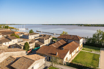 Vue sur la petite ville de Bourg et la Dordogne depuis la Place de l'Arc (Nouvelle-Aquitaine) © Ldgfr Photos