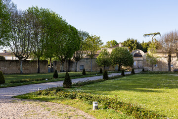 Vue sur la Citadelle de Bourg depuis les jardins (Nouvelle-Aquitaine, France)