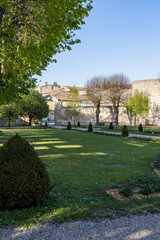 Obraz premium Vue sur la Citadelle de Bourg depuis les jardins (Nouvelle-Aquitaine, France)