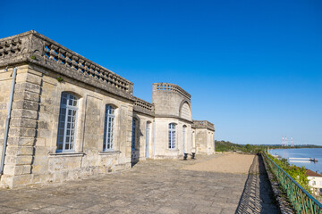 Fototapeta na wymiar Vue sur la Citadelle de Bourg depuis les jardins (Nouvelle-Aquitaine, France)