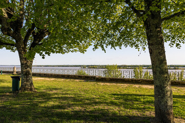 Vue sur la Dordogne depuis la Citadelle de Bourg (Nouvelle-Aquitaine, France)