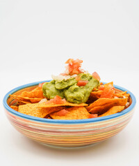 Nachos con queso, carne, guacamole y tomate
