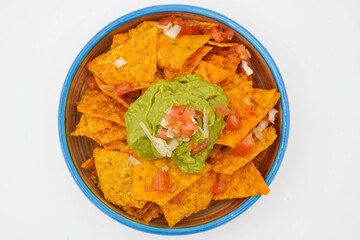 Nachos con queso, carne, guacamole y tomate

