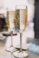 dos copas de champán servidas con una fresa en el borde