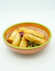 Una ración de mini rollitos primavera
