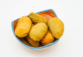 Jalapeños rebozados rellenos de queso cheddar