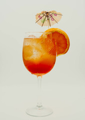 Coctail de tequila sunrise con sombrillita y rodaja de naranja