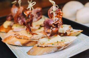Diferentes tipos de canapes con jamon iberico, croquetas y queso