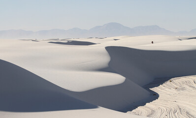 Fototapeta na wymiar Gypsum sand dunes in White sands national park in late afternoon