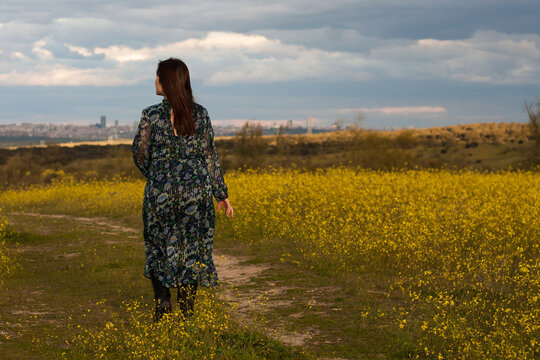 Mujer en el campo de flores amarillas