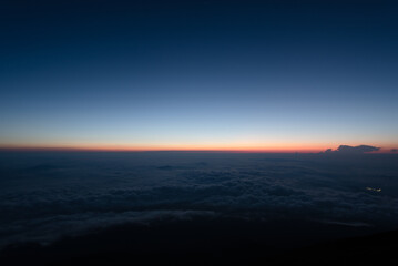 明け方上空の景色　夜明け