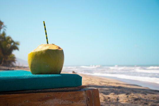 Coctel en coco cobre silla en la playa