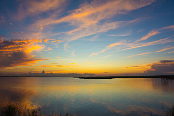 Fototapeta na wymiar Colorful sunset on the lake in Central Florida