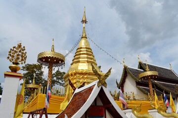 Fototapeta premium Golden pagoda at Wat Phra that Doi Kham, Temple with Scenic View in Chiang Mai, THAILAND.