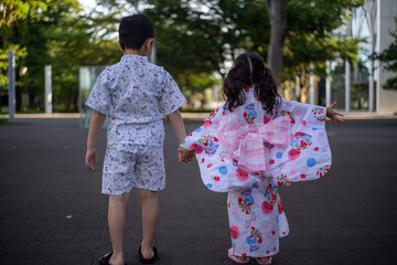 浴衣でお祭りに出かける男の子と女の子