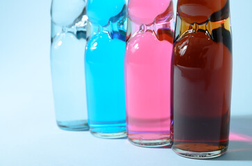 4本並んだ瓶ジュース　コーラ　サイダー　