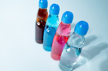 4本並んだ瓶ジュース　コーラ　サイダー　