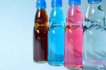 4本並んだ瓶ジュース　コーラ　サイダー　