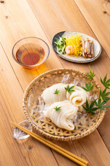 日本の素麺を食べる