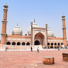 Obraz premium The spectacular architecture of the Great Friday Mosque (Jama Masjid) in Delhi during Ramzan season, the most important Mosque in India, Jama Masjid Mosque, Old town of Delhi 6, India