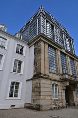 Schlossplatz und Saarbrücker Schloss mit Treppenanlage im blauem Himmel, Saarbrücken