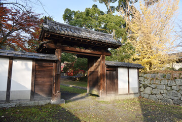 秋の三井寺　護法社表門　滋賀県大津市