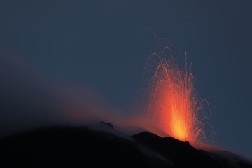 Fototapeta na wymiar Esplosione di un cratere del vulcano Stromboli, lunga espsozione.