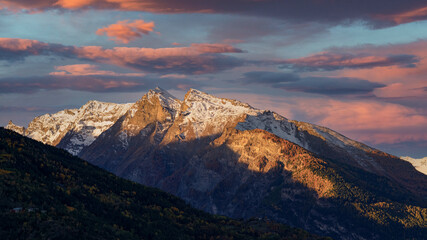 Fototapeta na wymiar Coucher de soleil sur les montagnes des Alpes