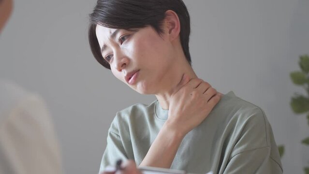 男性にカウンセリングを受ける日本人女性