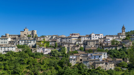 Fototapeta na wymiar Village perché en été dans la région montagneuse des Abruzzes en Italie