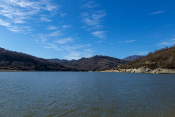Paysage d'hiver ensoleillé au bord d'un lac en Italie