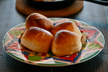 お皿に乗った丸いパン