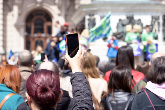 Filming protest, demonstration or media event with a smartphone