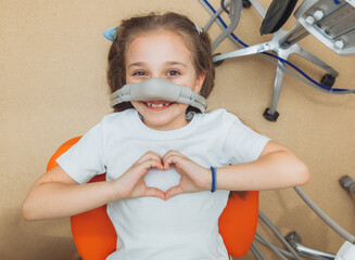 little girl with sedation mask. Treatment of children's teeth with nitrous oxide. children's dentistry. - obrazy, fototapety, plakaty