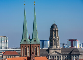 Fototapeta na wymiar Blick von der Dachterrasse des Stadtschloss auf die Türme der Nikolaikirche und dem alten Stadthaus in der Klosterstraße